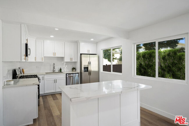 Building Photo - 733 Hayworth Ave
