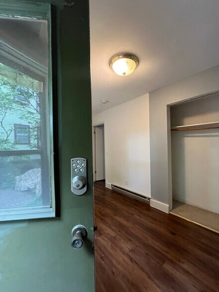 back apt - 1049 Spaight St