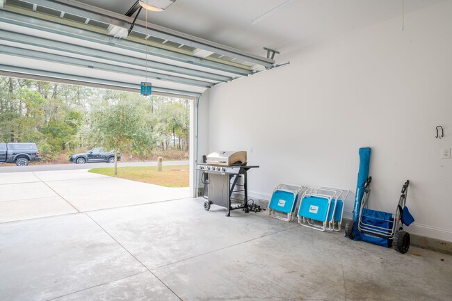 Building Photo - FURNISHED OFF-SEASON MONTHLY RENTAL-STARTI...