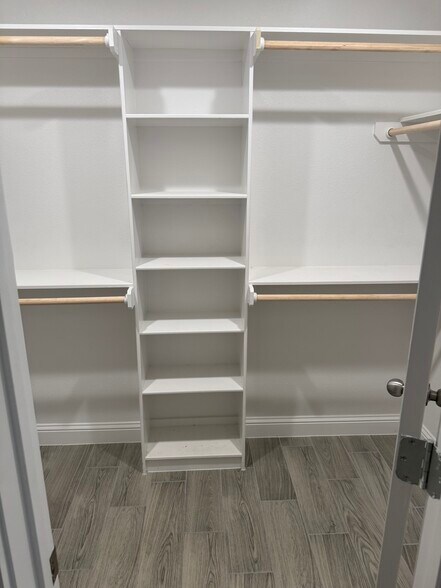 Building Photo - 2700 Country Club Dr