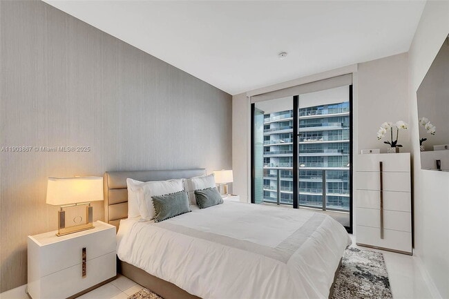 Building Photo - 1010 Brickell Ave