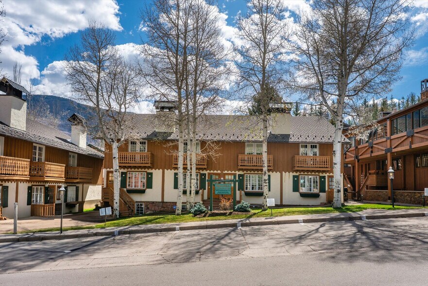 Building Photo - 711 S Galena St