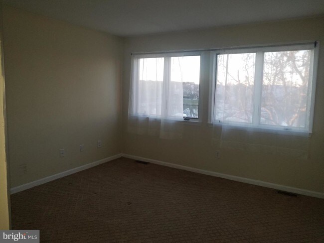 Building Photo - 5 Queen Victoria Way