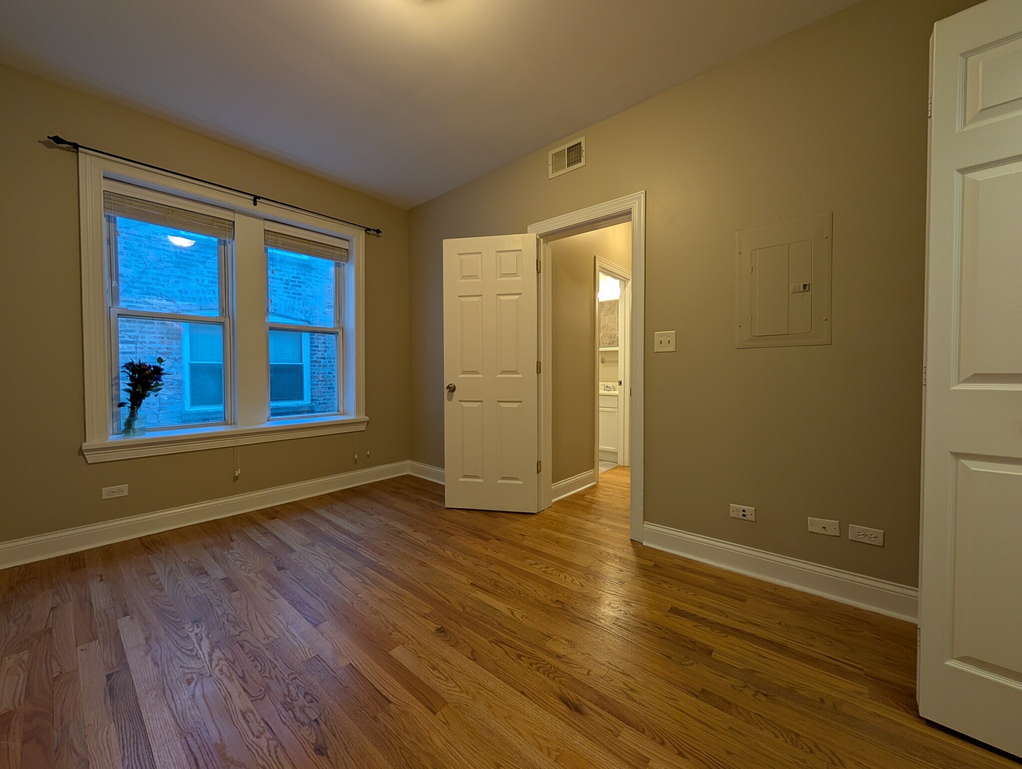 Building Photo - 6813 N Wayne Ave