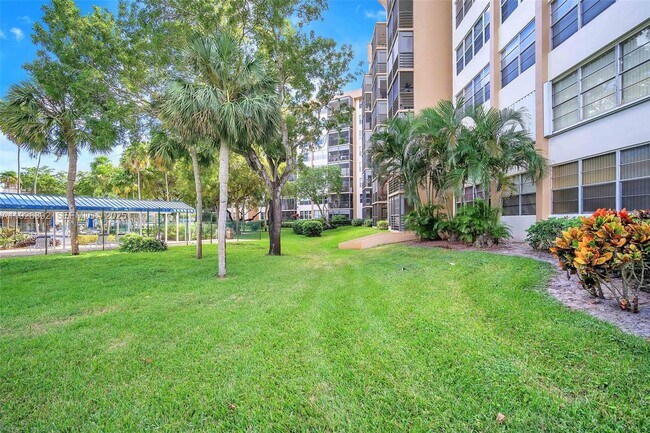 Building Photo - 1000 St Charles Pl