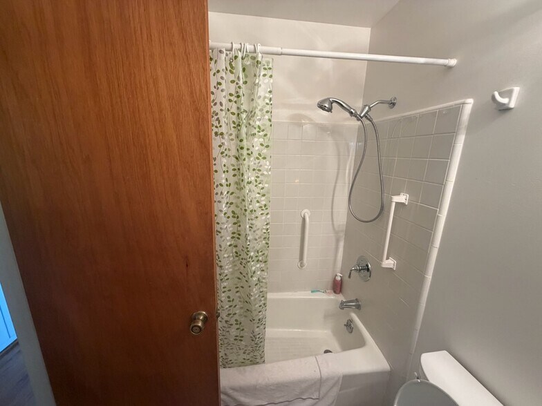 Private Bath / Shower for tenant - 562 Larita Dr