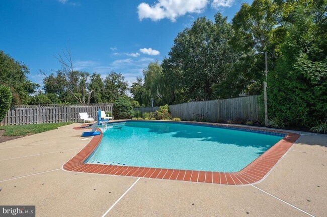 Building Photo - 1615 Spottsworth Way