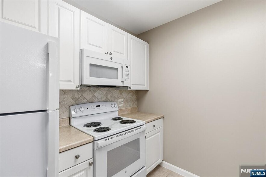 Building Photo - 905 River Rd