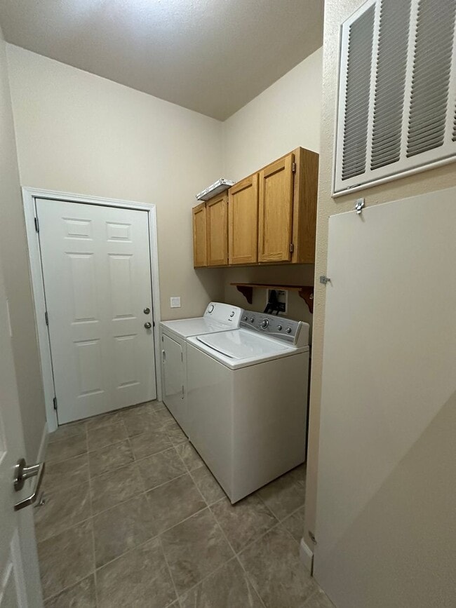 Building Photo - 3 Bedroom / 2 Bathroom Home in The Gated Troutcreek Village in Sisters