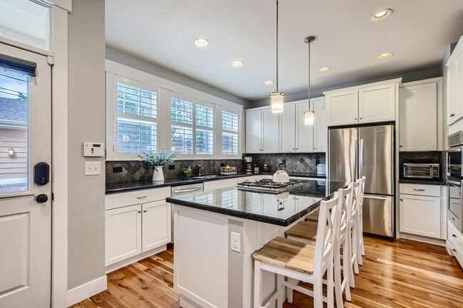 Building Photo - Long Realty & Property Management - Wonderfully Located Townhome in Great Neighborhood