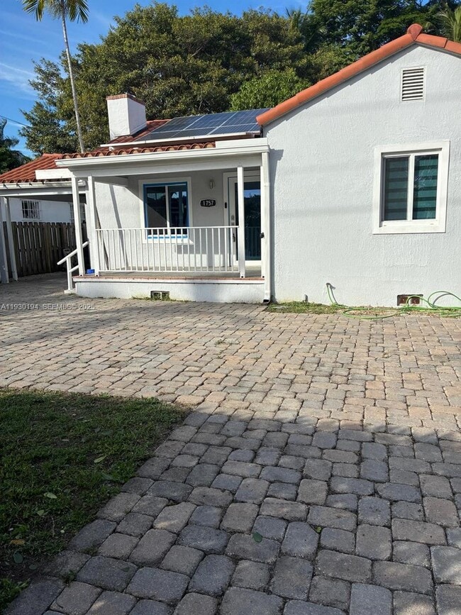 Building Photo - 1757 SW 24th Ter