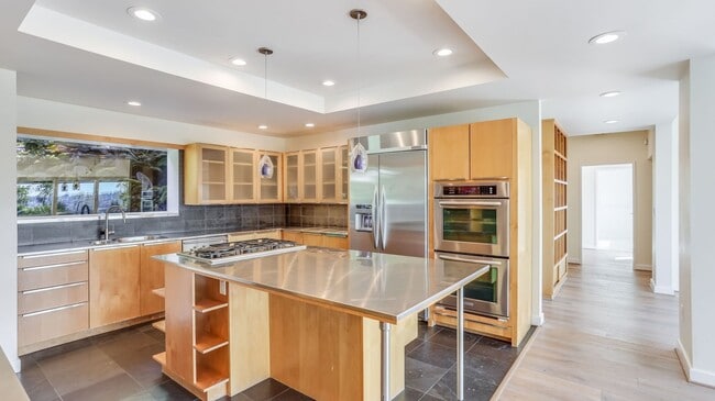 Building Photo - 5bd/5ba Mercer Island Home