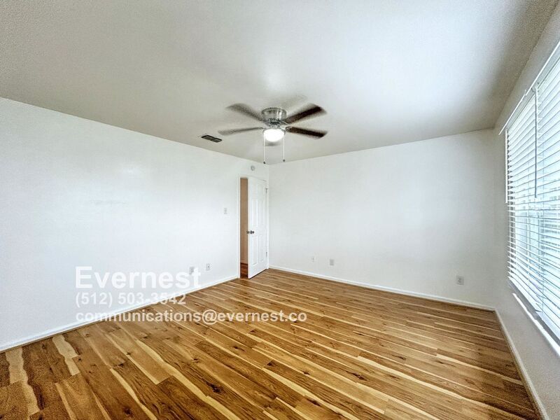 Building Photo - 707 Valley View Dr