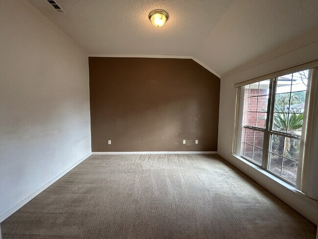 Building Photo - Home For Rent