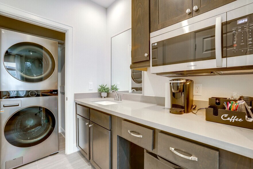 Building Photo - 2716 Grand Fountains Dr
