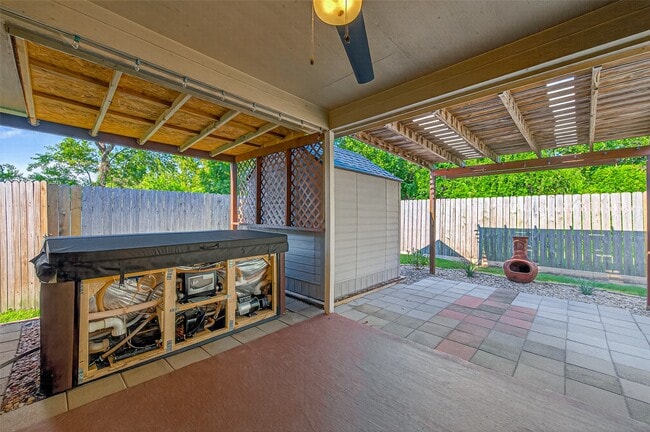 Building Photo - 2034 Wooded Oaks Dr