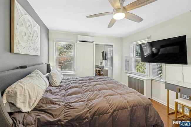 Building Photo - 332 Demarest Ave