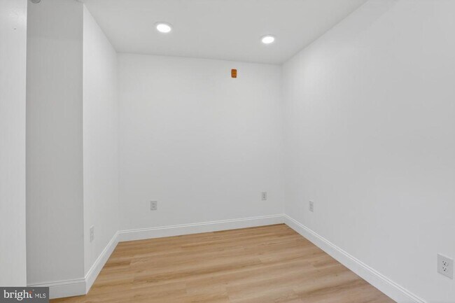 Building Photo - 712 N American St