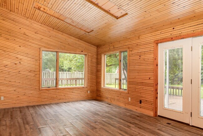 Building Photo - 3-Bedroom updated home on Salem Street $18...
