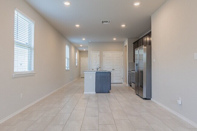 Building Photo - 10110 Jardin Verde