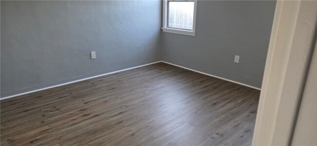 Building Photo - 3304 N Mountain View Ave