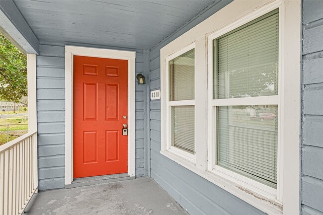 Building Photo - 6218 Woodrow St