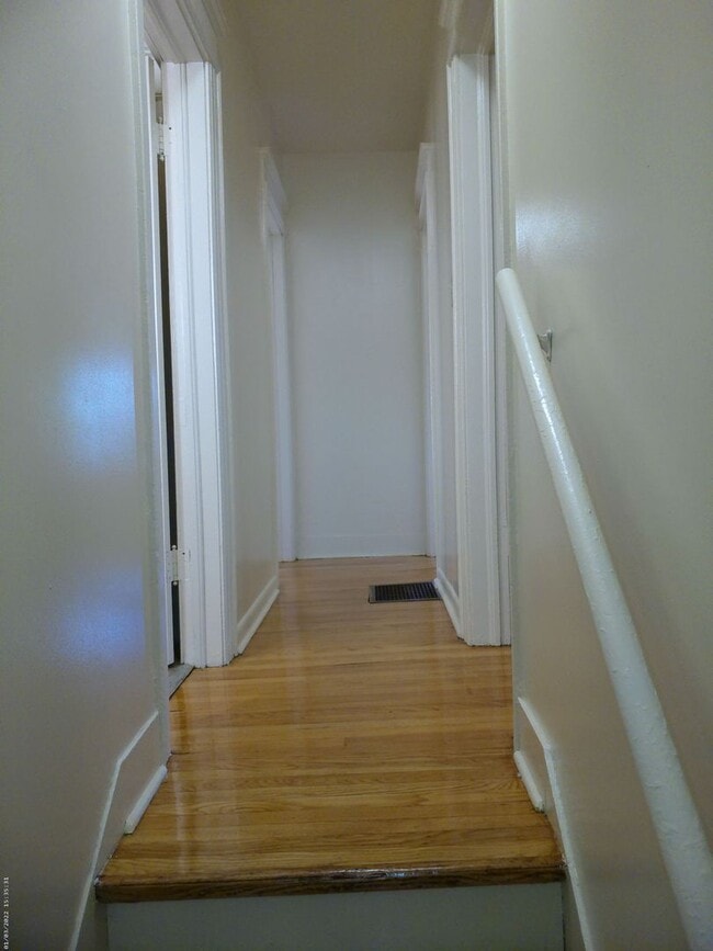 Building Photo - Available 8/1/26- Spacious and Open Two St...