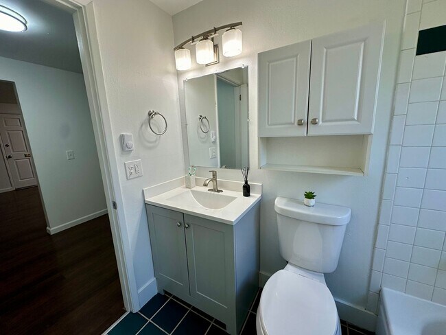 Building Photo - Spacious 2-Bed with Washer/Dryer, Dishwash...