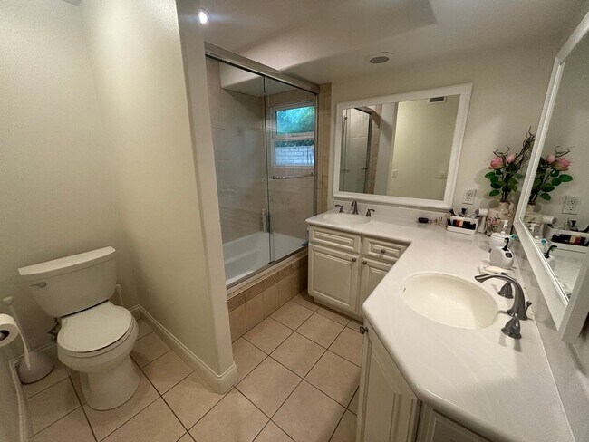 Building Photo - Stunning Single-Story 3-Bedroom Home with 3-Car Garage and Community Pool in Thousand Oaks!