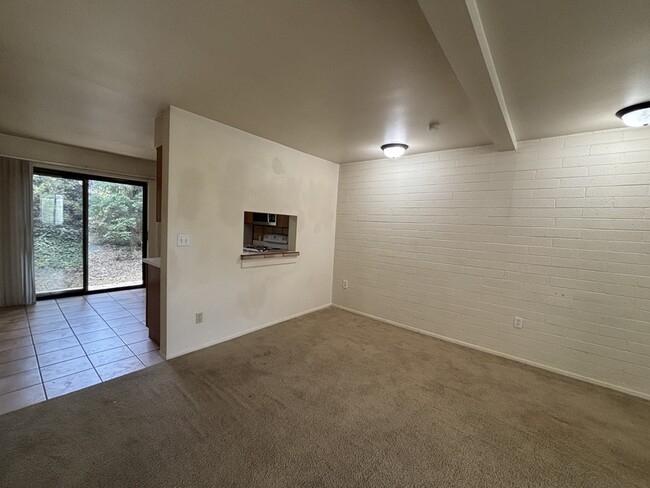 Building Photo - 599 Darwin St