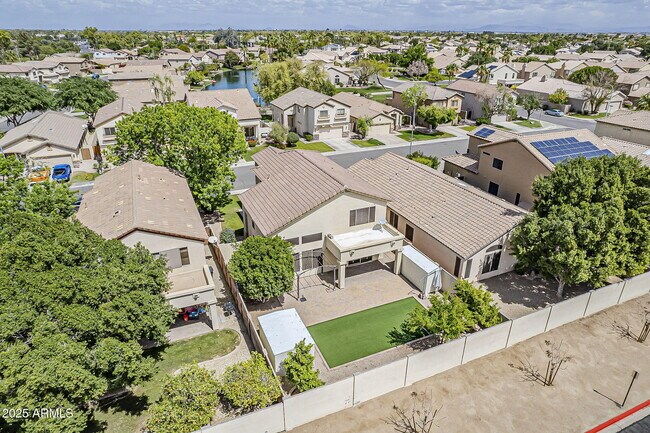 Building Photo - 927 W Azalea Pl