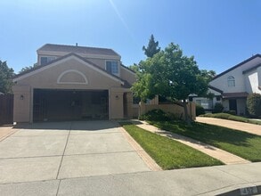 Building Photo - 4 Bedrom 2.5 baths Beauty