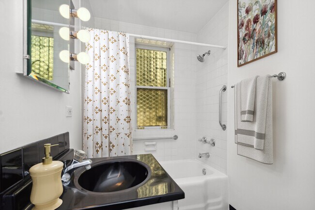 Building Photo - 545 W Belden Ave