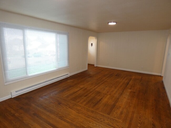 Building Photo - 822 E Seventh - Central Charmer