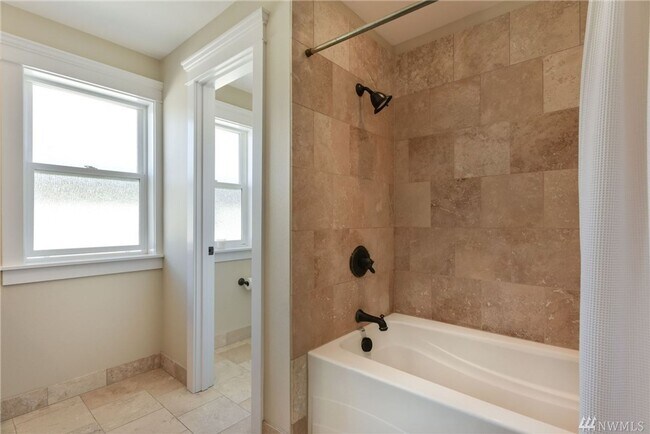 Building Photo - Stunning 3 Bed 2.5 Bath Home in Fremont