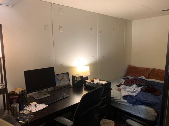 Building Photo - Spacious 2 bed/3 bath Home near Switchyard Park!