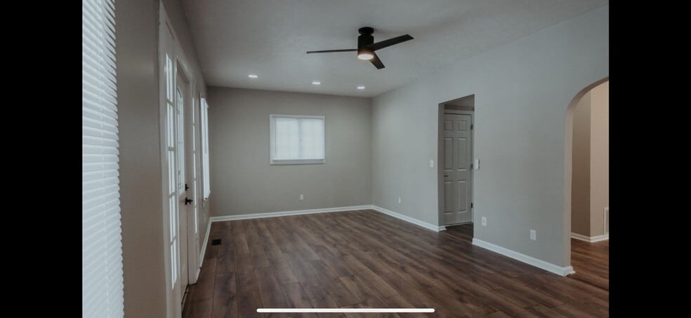 Building Photo - 637 S 44th St