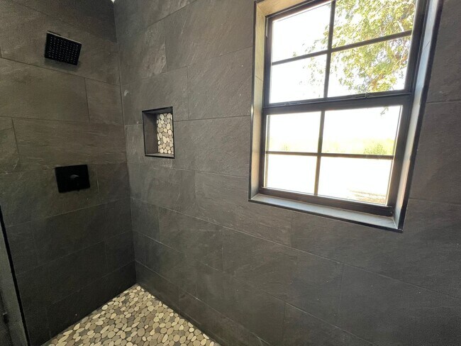Building Photo - Charming Renovated Country Home for Rent