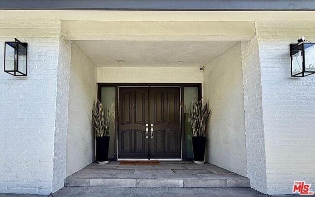 Building Photo - 2120 San Ysidro Dr