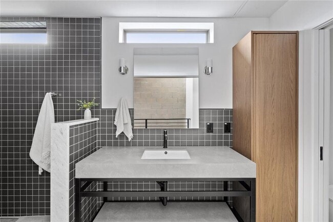 Building Photo - Stunning 2-bed/2-bath Condo Available For Lease