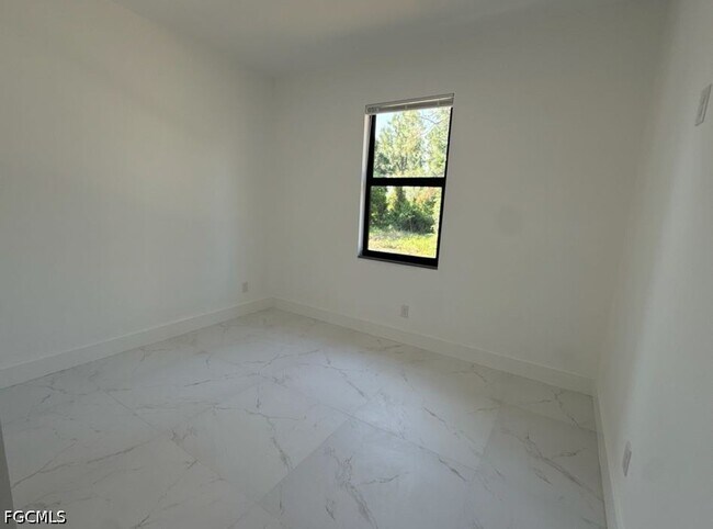 Building Photo - 404-406 Chalet Ave S