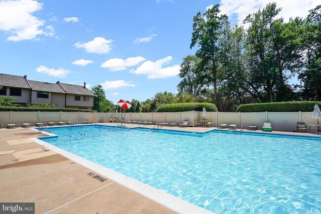 Building Photo - 2665 Glengyle Dr