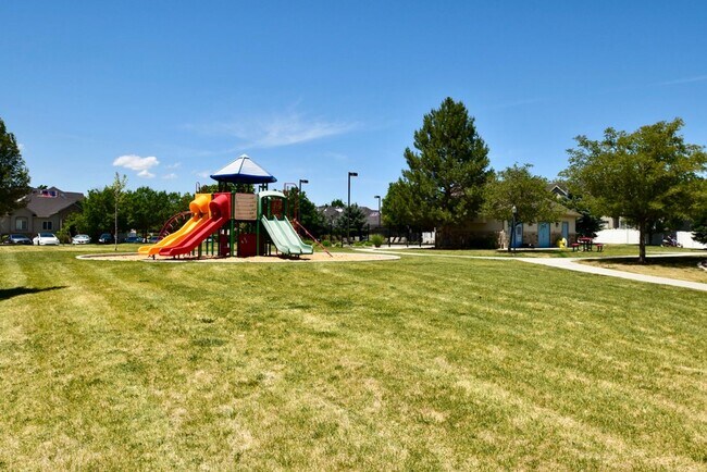 Building Photo - Great 4 Bedroom 3 Bath Home in South Jordan in Amazing HOA Community!