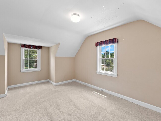 Building Photo - Classic Charm in Arlington