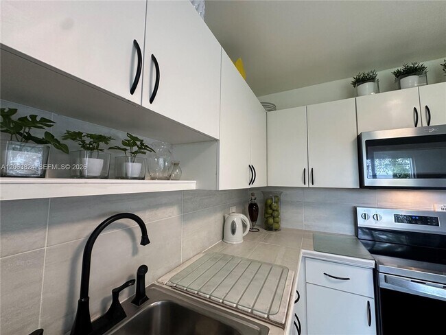 Building Photo - 13550 SW 6th Ct