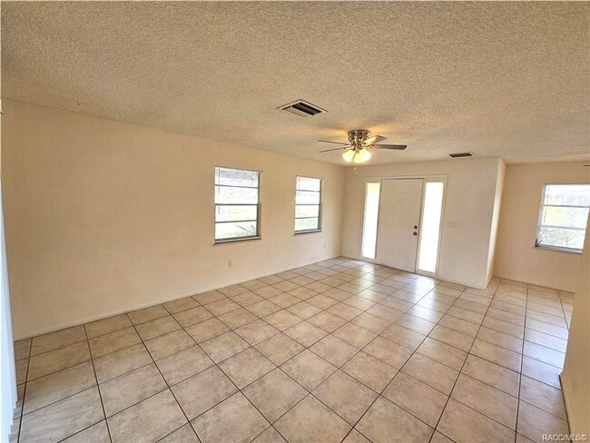 Building Photo - Adorable 2/1 in Citrus Springs!!!