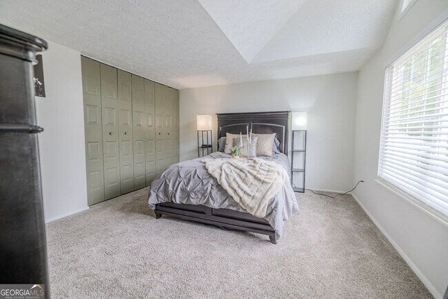 Building Photo - 2073 Raintree Pl