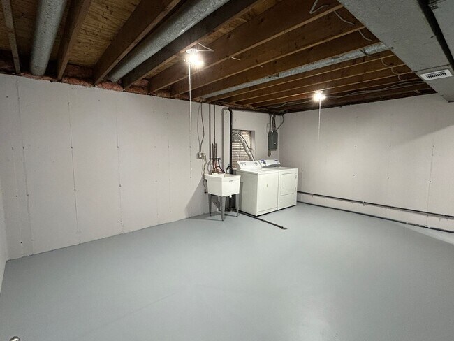 Building Photo - 1st Ct