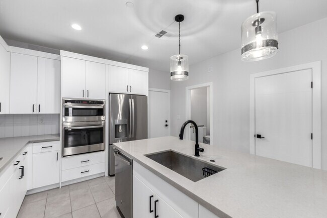 Building Photo - 164 E Lexington Ave