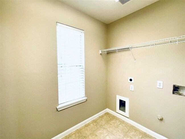 Building Photo - 6330 Applewood Forest Dr
